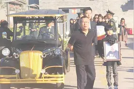 臧天朔儿子亮相父亲葬礼！长得清秀可爱！手捧父亲遗像神色凄凉视频封面