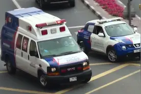 迪拜救护车、快速反应救护车紧急出动 冲上人行道台阶