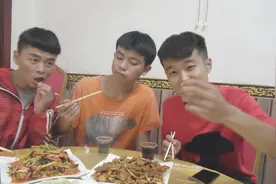 干完农活累坏了，小伙来到农村餐馆，菜味虽不好但实惠，照样人多