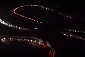 甘孜折多山突降暴雪致路面结冰 滞留车辆排行约10公里视频封面