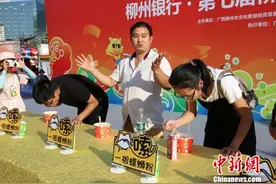 广西举办嗦螺蛳粉比赛 食客一脸满足图片