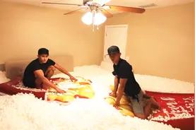 熊孩子挑战在包装泡沫里呆24个小时！妈妈：来，再报两个辅导班！