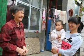 故事：研究生儿媳回山里探望婆婆 半夜听到奇怪响声 隔窗一看 泪目了图片