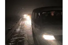 滞留旅客已疏散！四川甘孜折多山大雪交警提醒后来者：带防滑链、厚衣服图片