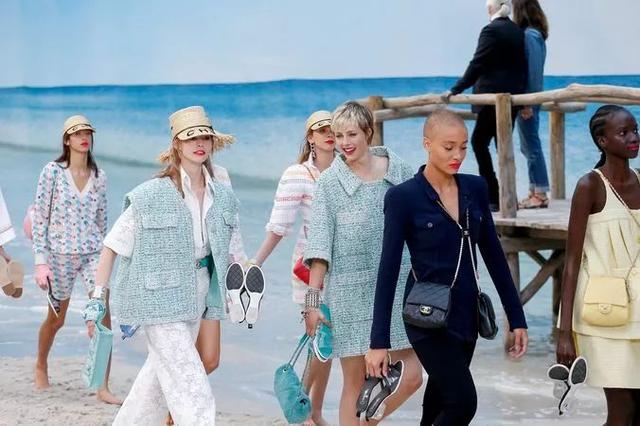 Chanel的包已满足不了我，从刚刚开始全世界女人都想穿它去踩沙滩