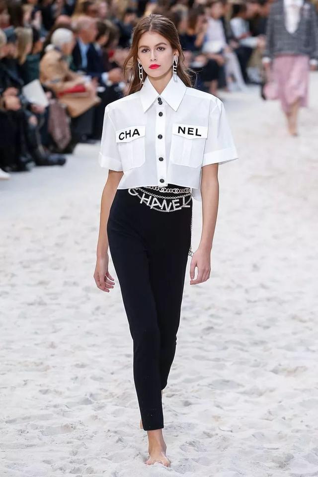 Chanel的包已满足不了我，从刚刚开始全世界女人都想穿它去踩沙滩