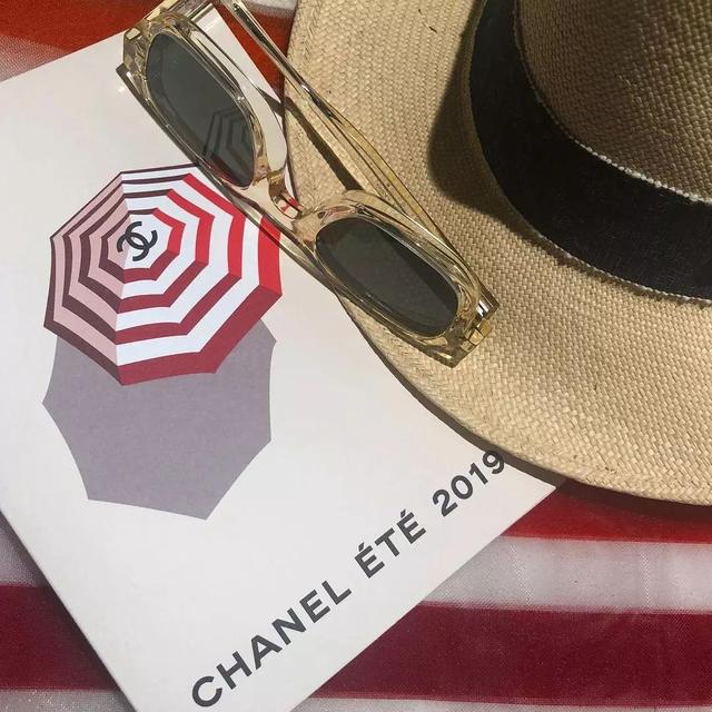 Chanel的包已满足不了我，从刚刚开始全世界女人都想穿它去踩沙滩