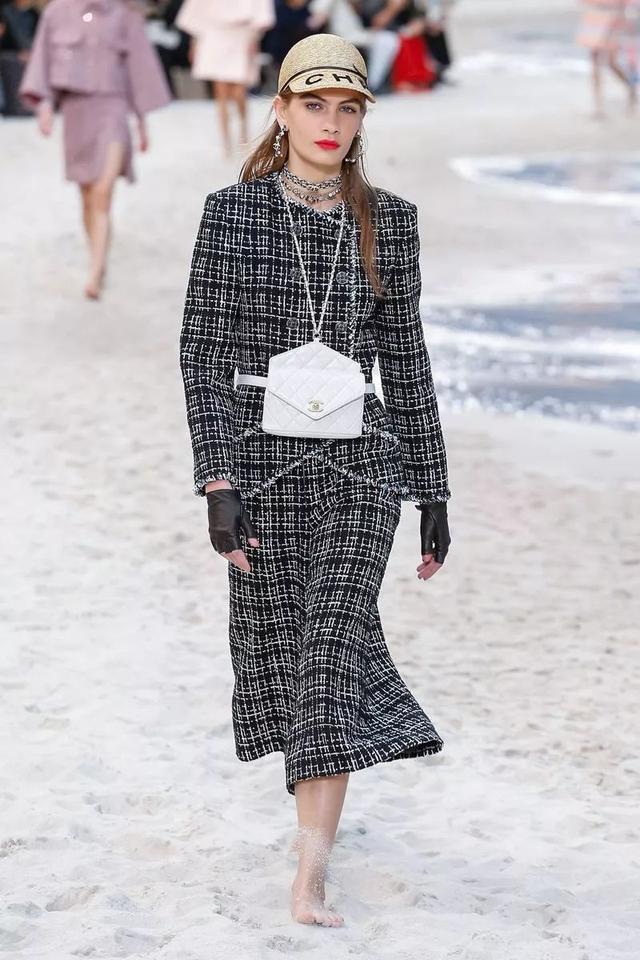 Chanel的包已满足不了我，从刚刚开始全世界女人都想穿它去踩沙滩