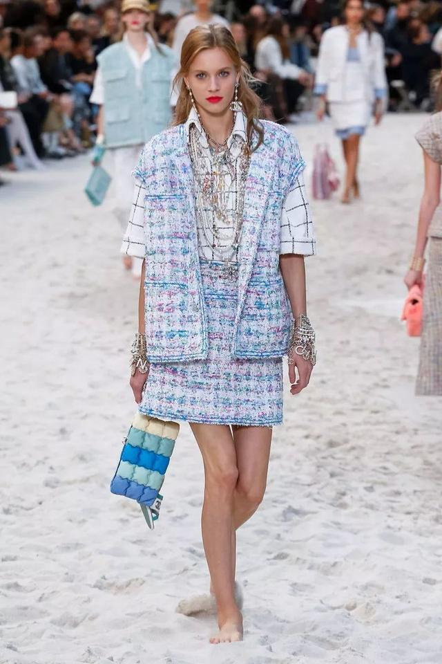 Chanel的包已满足不了我，从刚刚开始全世界女人都想穿它去踩沙滩