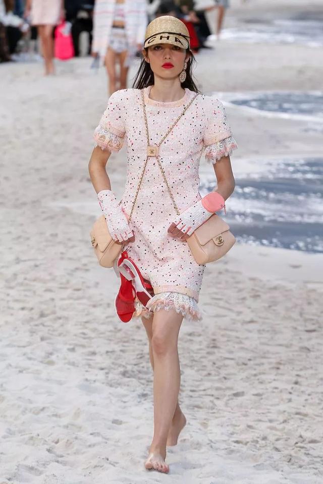 Chanel的包已满足不了我，从刚刚开始全世界女人都想穿它去踩沙滩