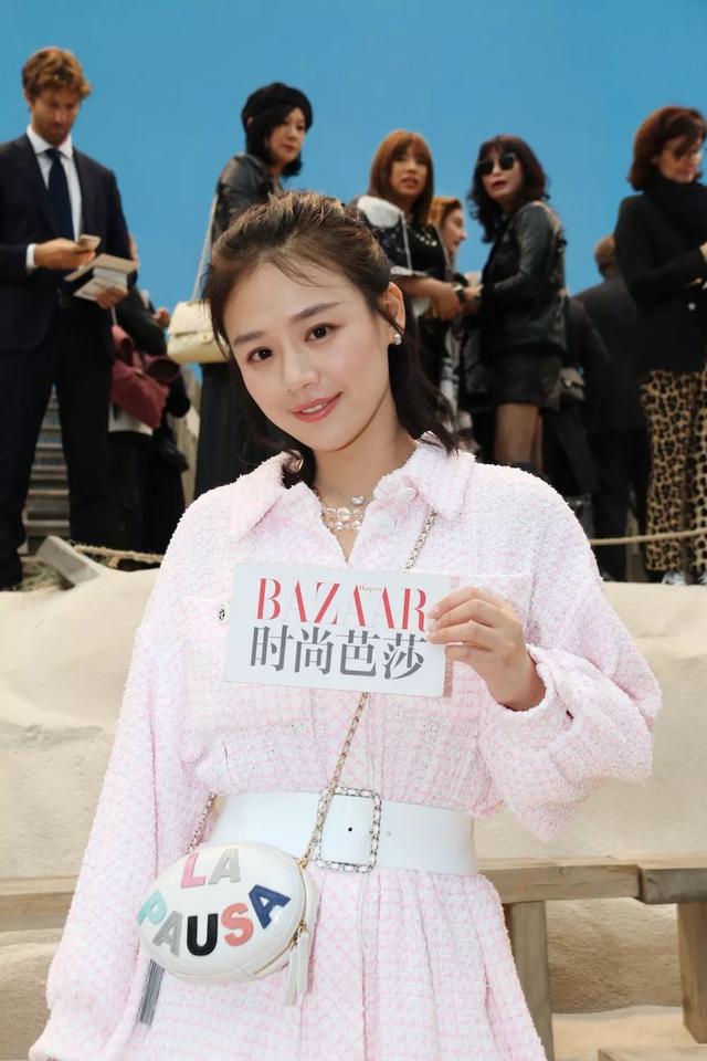 Chanel的包已满足不了我，从刚刚开始全世界女人都想穿它去踩沙滩