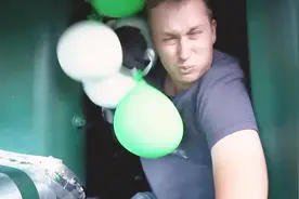 在车上装50个高分贝音响，启动那一刻才是懵圈的开始！视频封面
