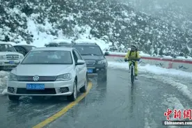 “冰火两重天” 四川折多山突降暴雪致千余辆车滞留图片