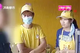 小伙点炸鸡发现没熟还有血水，店家回应：不是血水是辣椒水！