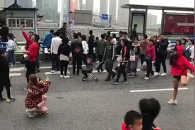 偶遇抖友！人潮人海中跳舞拍抖音视频封面