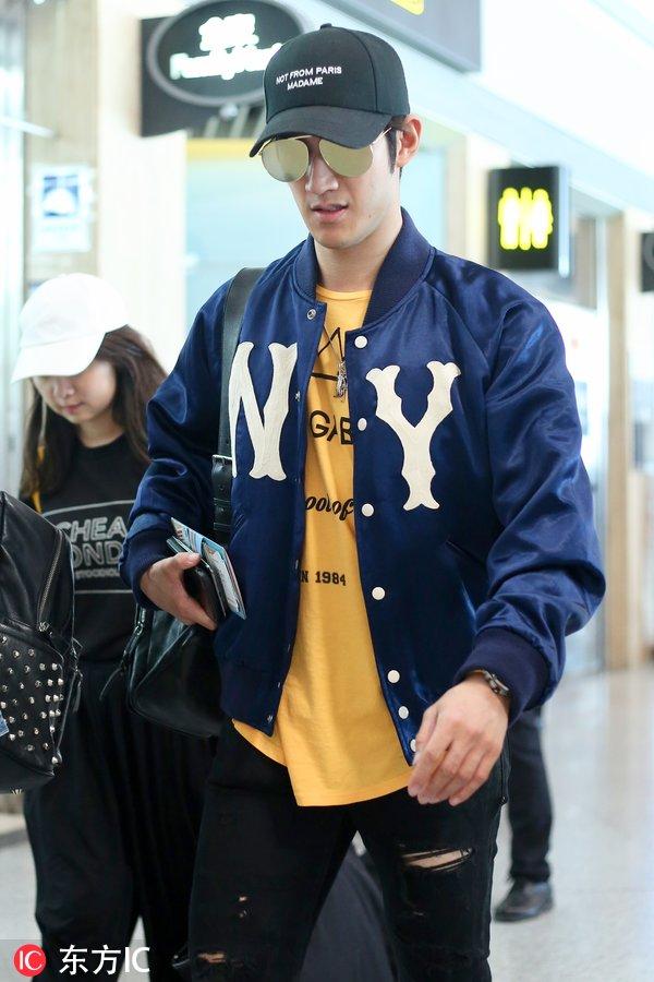 2018年10月3日,北京,李治廷现身机场.(图片署名: 东方ic)