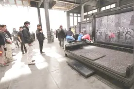 导演张艺谋在剧场亲自指导，道具组布置场景，做很多细节的调整视频封面