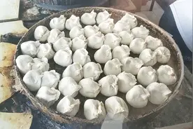 山东夫妇在天津街头卖水煎包，2元一个皮薄馅大，基本上天天排队