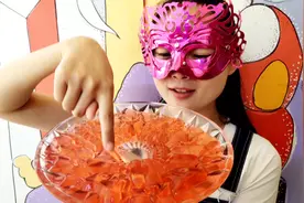 妹子试吃“花环果冻” 红彤彤的花朵惹人爱 忍不住想尝尝啥滋味儿