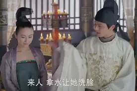 化妆比赛上女子当场卸妆，衣服脱掉后竟变成了男子视频封面