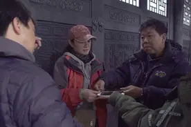 为了演员安全及演出效果，工作人员认真讨论威亚的使用方法和细节