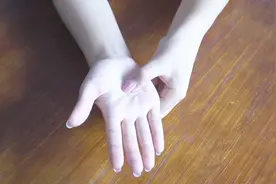 手指发麻不容忽视，每天按揉这个穴位3分钟，有效缓解手指发麻视频封面