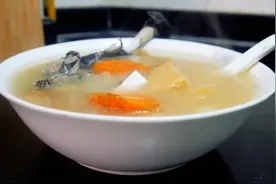 广州人喜欢的一道乌鸡花胶汤，用料做法简单，女人喝了滋润又养颜视频封面