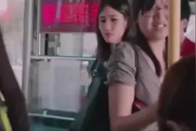 公交车上男孩叫女孩让座，下车才发现女孩是瘸腿的，男孩很愧疚视频封面