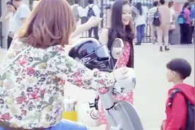 姐姐来接弟弟放学，弟弟看到姐姐的打扮：姐姐你今天好像妖精！视频封面