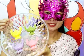 妹子试吃“长耳兔布丁”，萌萌的，超可爱，好想咬一口