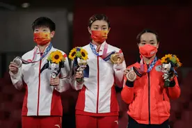 同样是拿银牌，樊振东、孙颖莎大方展示，再看看许昕和刘诗雯图片