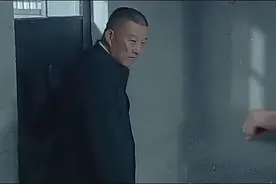 小鬼子不怀好意，一把掐住女人，下一秒遭一脚飞踹，不敢造次！视频封面