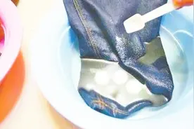 新买回来的牛仔裤褪色？教你清洗时加点它，洗一辈子都不掉色！视频封面