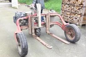 国外手推柴油三轮车，运输木材又省力又方便视频封面