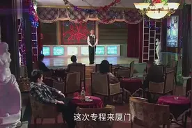 小女孩在找爸爸，不料爸爸就在舞台下喝酒，父女两却相互不认识视频封面