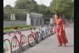新娘子竟然偷自行车去追新郎视频封面