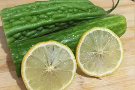 苦瓜加柠檬泡水喝，这作用10个人9个都需要，看完你会感谢我视频封面