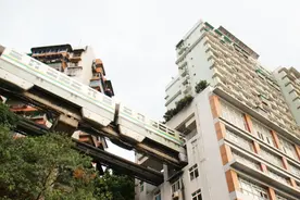 重庆这条轨道，直接穿过大楼行驶，网友：不会很吵？视频封面