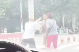 因变道起纠纷，俩老人追打前车小伙？刚刚，济南警方回应了！视频封面