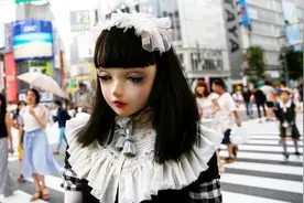 日本女孩花了9年时间，把自己弄成真人娃娃，走在街上引人围观！