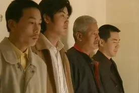 男人喝醉酒发泄，大半夜在街上边跑边叫，结果被警察抓进派出所了