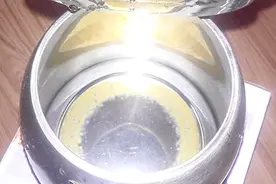 热水壶的水垢难清洗？只需水里丢点它，泡一泡，即可去除！视频封面