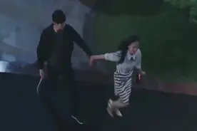 美女要求再玩一次，帅哥直接抱着美女飞上楼，结果被助理看到