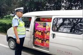 面包车拉货怕被罚？交警给你支招，学会这招就能合法上路了