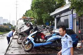 马路上的违规电动车，被扣押后都是怎么处理的？看完谁还敢违规视频封面