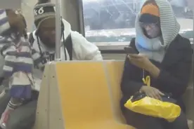 地铁恶作剧：丑男玩腹语搭讪妹子，这套路玩得贼溜