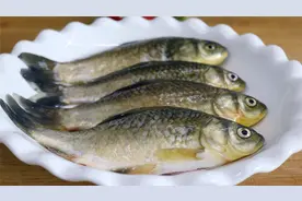 四川人在家这样做鲫鱼，鲜香麻辣开胃下饭，一次三条也能吃光