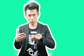 为什么扑克牌可以在胸口悬浮起来？原来方法是这样
