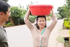 非洲人头顶重物为何轻松自如？中国人扛得住吗？视频封面
