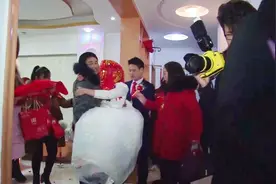 姐姐半夜五更出嫁，弟弟抱姐姐出门，抱不动，多亏新郎帮忙视频封面